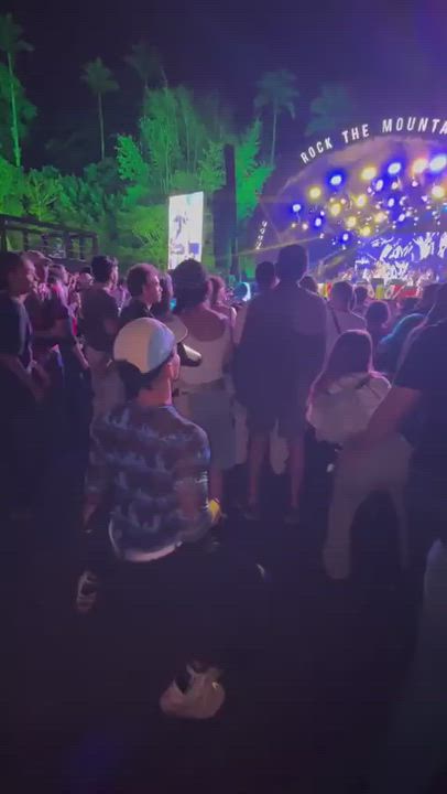 When he shakes ass like this 😉😉😉