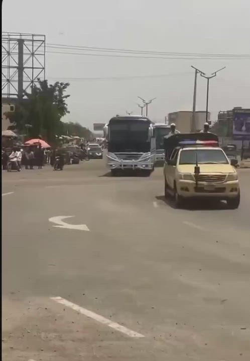 Video of 1,100 Nigerian 🇳🇬 migrants returning from Niger Republic by road