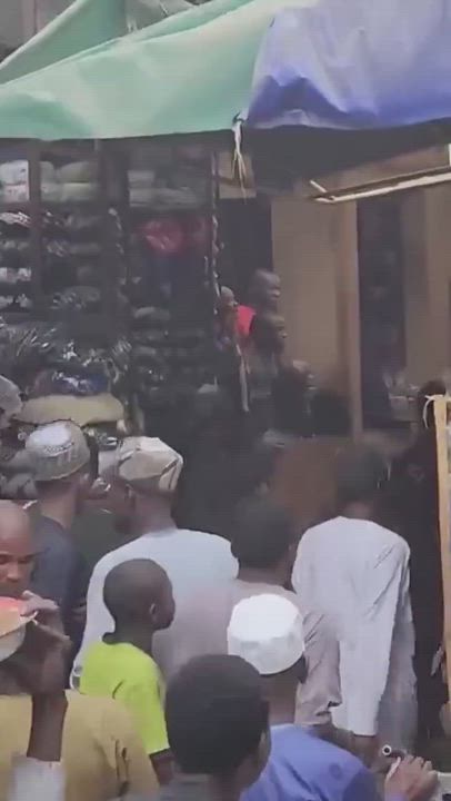They tried to campaign for Tinubu in a market somewhere in Kano.
The traders descended on them.