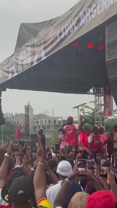 ODUMODUBLVCK celebrating arsenal premier league trophy 🏆 with arsenal fans at Monaliza in Abuja