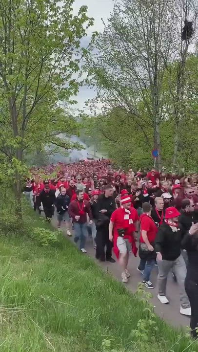 Arsenal fans currently on the street of north London !! Omoh see crowd 🤯🥶 🏆