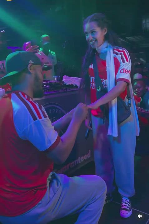 Moment an Arsenal fan proposes to his Arsenal-supporting girlfriend during ongoing celebrations