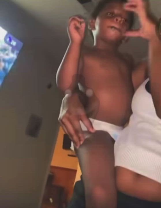 Mother goes viral after letting her 3-year-old son smoke w£ed

#gistflowng #Viral #LekeeLekee