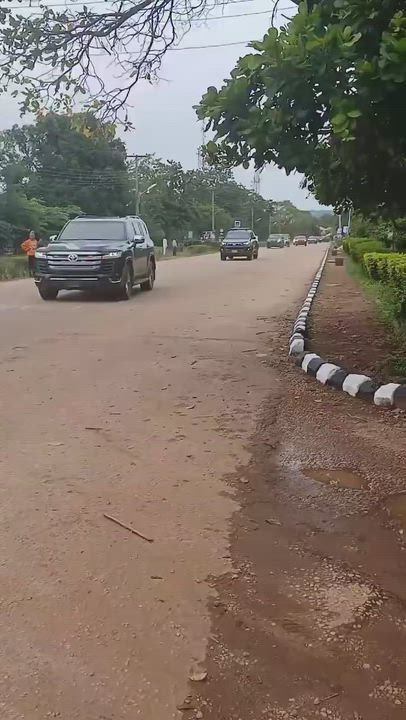 Nigeria's First Lady Remi Tinubu Opens N1Billion ICT Centre at EKSU. How many cars did you count in...
