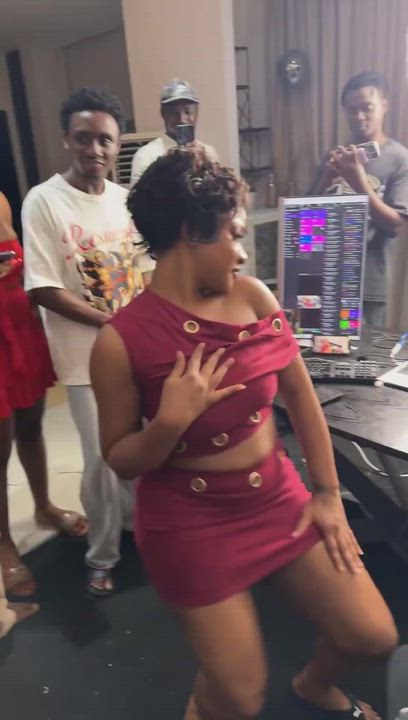 See as Phyna yansh dey enter Carter Efe eyes.