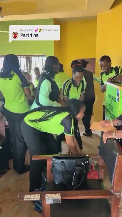 They celebrated their best lecturer by surprising her with all sorts of gifts and her reaction is ev...