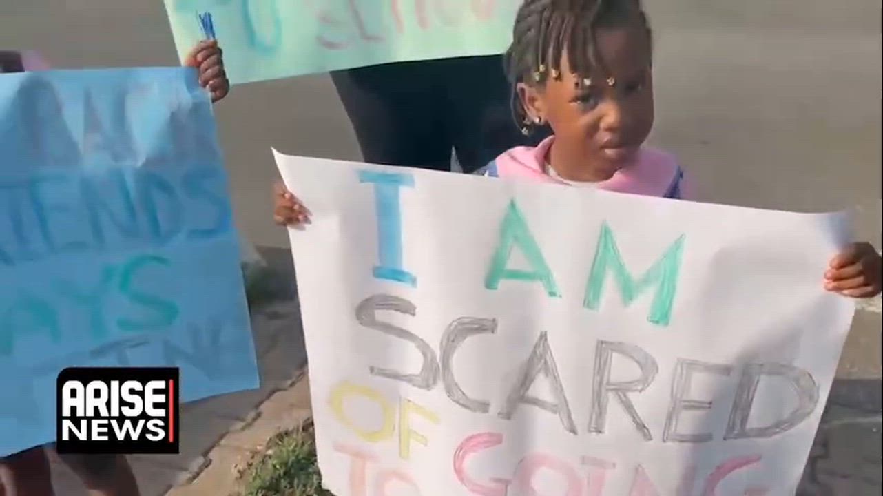 Uniforms & Placards: Abuja Mother, Children Stage Protest as School Abductions Surge

Dressed in sch...