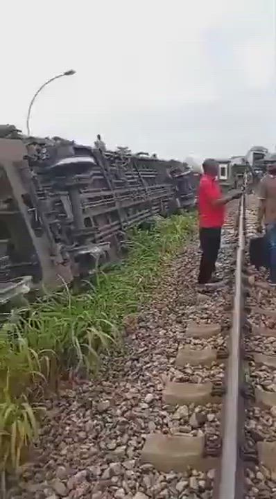 Several passengers are feared dead after a train traveling along the Warri–Itakpe railway corridor d...