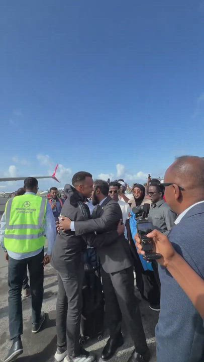 Somali referee Omar Artan received a hero's welcome upon his return home, with fans and supporters c...