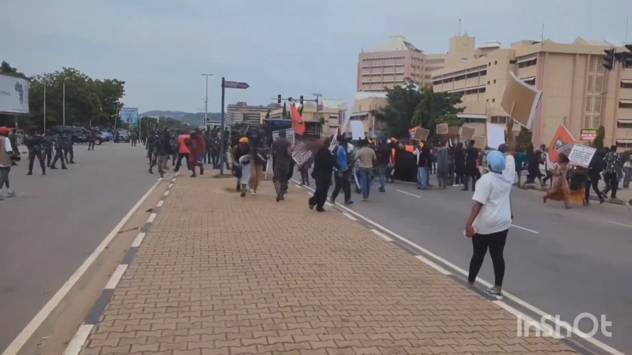 "Sowore don faint oooo"

~ Protesters Cries Out After Sowore Faints During Ongoing Protest in Abuja...