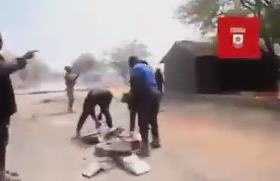 🎥 VIDEO: 🔥🔥🔥🔥🔥🔥Nigerian Army Troops capture and destroy Boko Haram commander's residence in t...