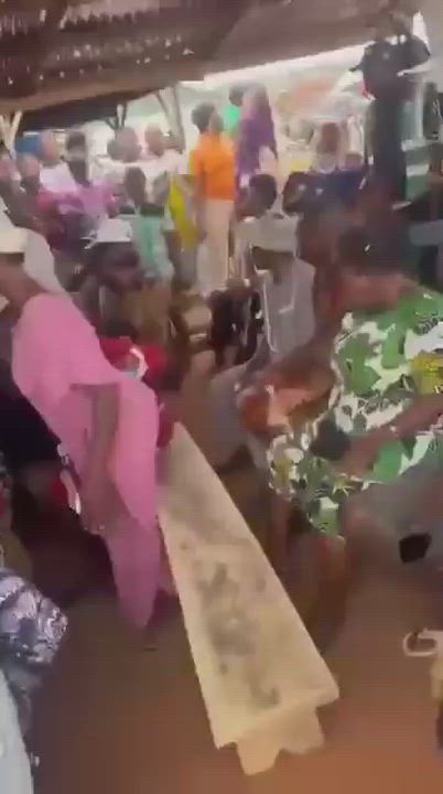 #EKITIDECIDE
So APC & INEC now give out voters card to unknown gullible voters to vote for APC?

Who...