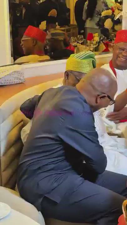 A touching moment of humility and respect. ❤️

As Ex preisdent Chief Obasanjo prepared to stand and...