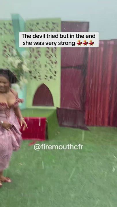 Heavy rain tried to ruin her Wedding day but the bride and her bridesmaid no gree for the rain
