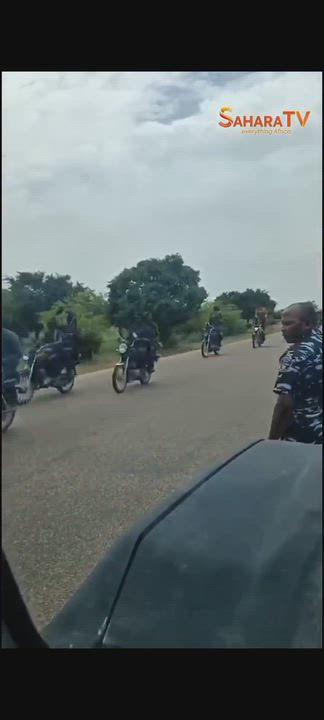 🚨BREAKING:  Police Officers Hailing Armed Bandts As They Pass Freely Through Checkpoint In Northwes...
