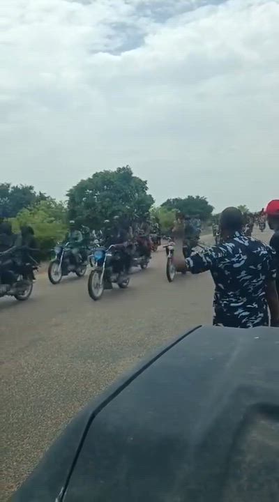 What a country!
Police hails bandits as they pass by