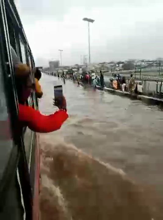 A fi bi wonder....FLOOD on top BRIDGE 😯 
ati Blue and Red buses and Cars just breaking down for tho...