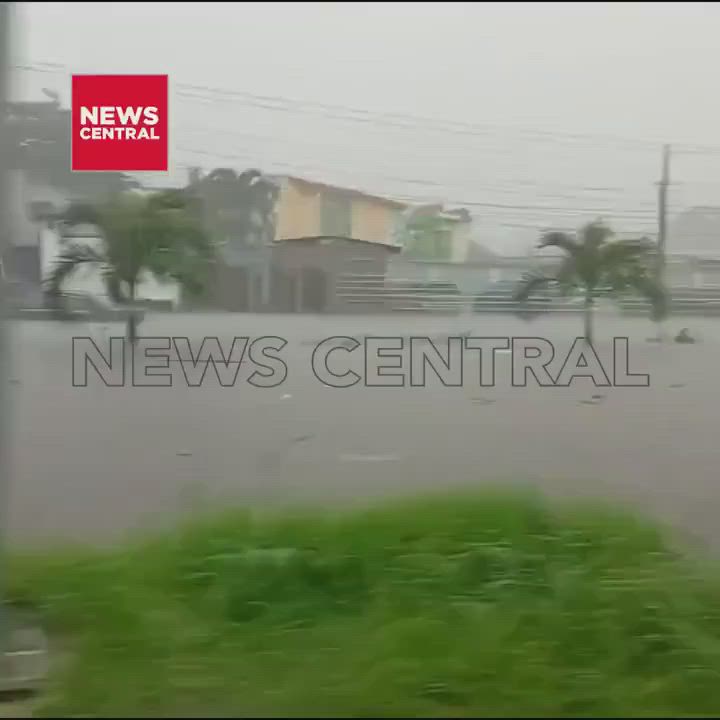 Heavy rain has flooded parts of Ikorodu Road, Lagos State