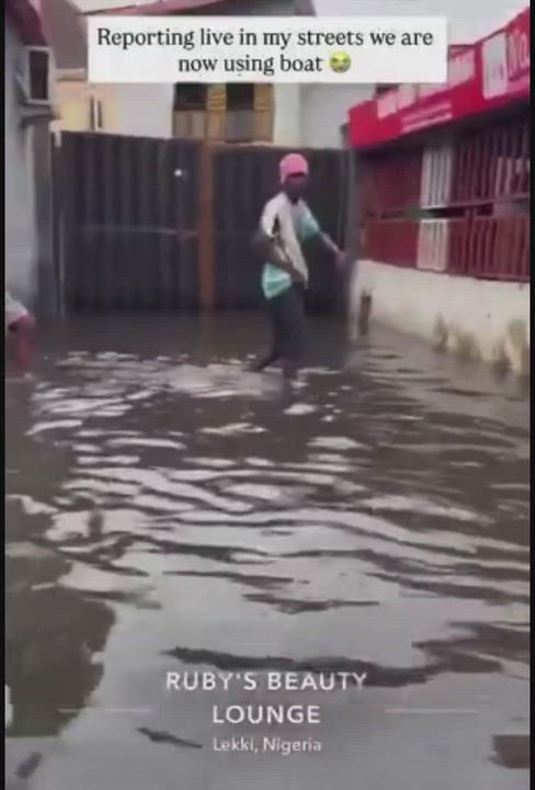 People are now use canoe 🛶 for transportation in Lekki, Lagos 😳😳