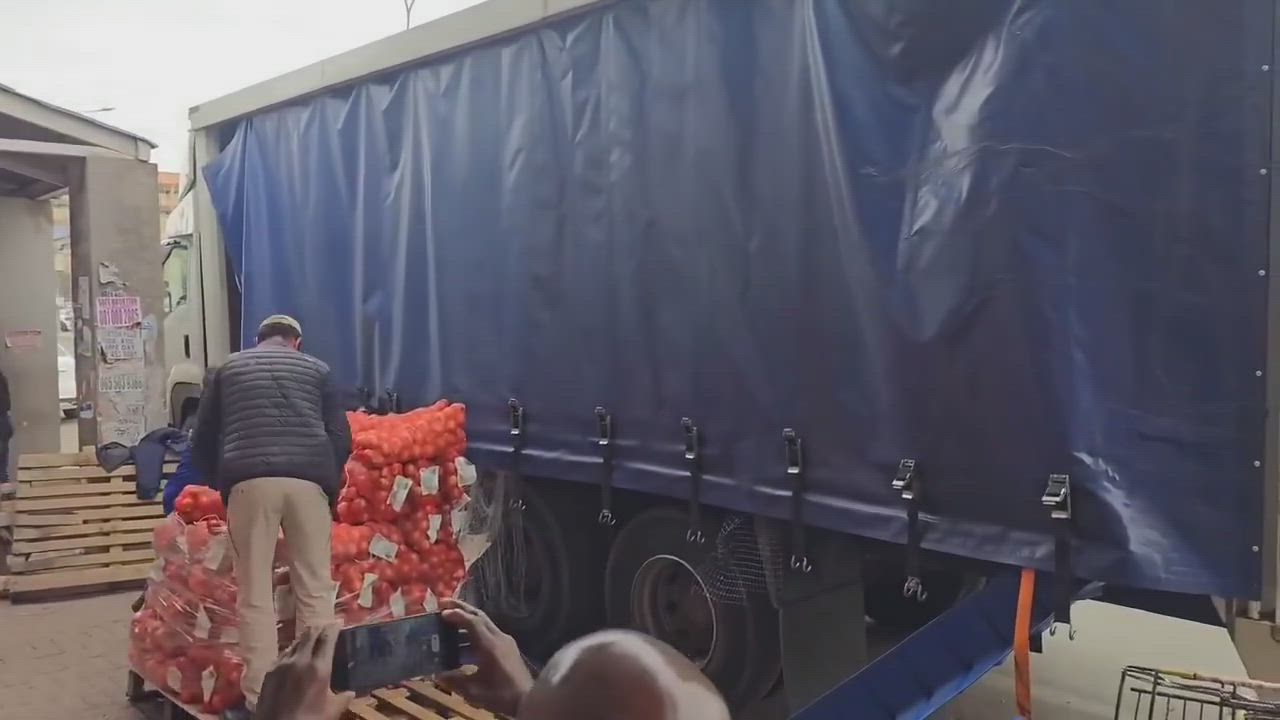 A viral video appears to show protesters at an anti-immigrant rally in South Africa looting oranges...