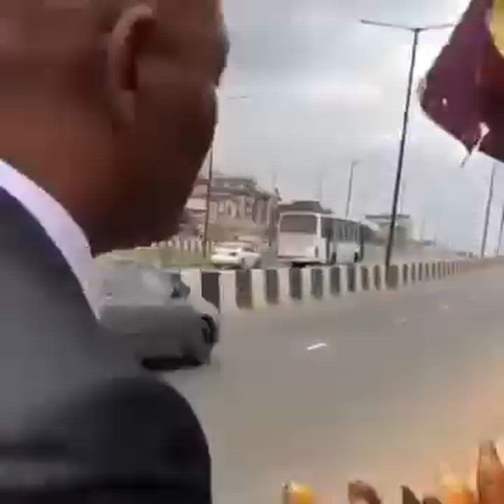 Tony Elumelu makes a surprise stop for roasted corn 🌽