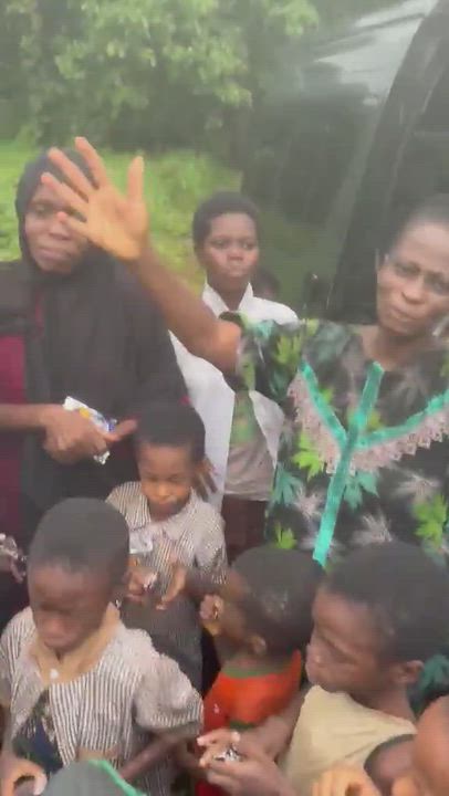 Video of kidnapped pupils Oyo state and teachers in Orire, Oyo after being rescued by Security Force...