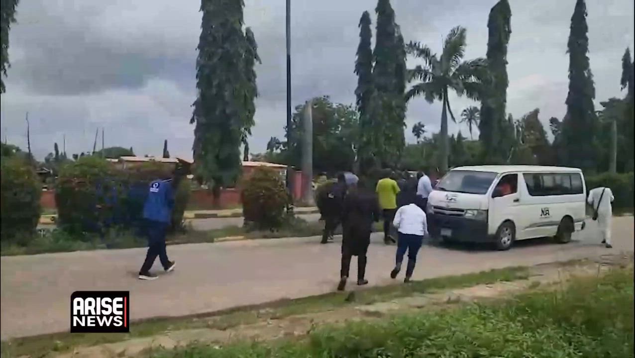 Governor Seyi Makinde arriving the Nigerian Army 2 Division Medical Services Centre, Odogbo Barracks...
