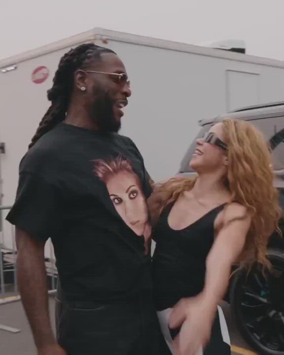 The moment Burna Boy hugged Shakira &amp; did a 360 spin. 

Awwwww ❤️