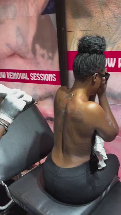 Moment a Lady was seen removing  her boyfriend tattoo picture on her back because he cheated on her...