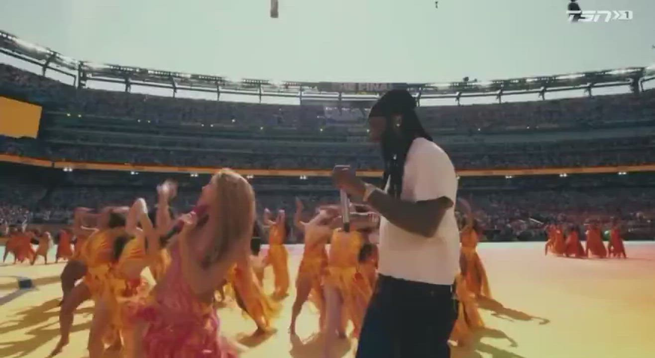 Shakira🇨🇴 and Burna Boy🇳🇬 performed their anthem "Dai Dai" during the FIFA World Cup Halftime show,...