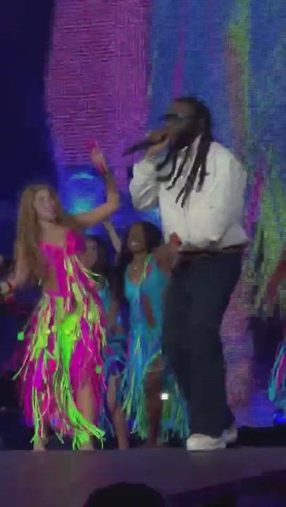 “LADIES AND GENTLEMEN, BURNA BOY!” — SHAKIRA COULDNT HIDE HER EXCITEMENT WHEN SHE BROUGHT OUT BURNA...