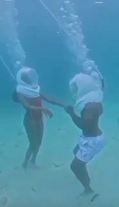 See couples living their best life underwater. Me? I couldn't have met up... na to dey find oxygen....