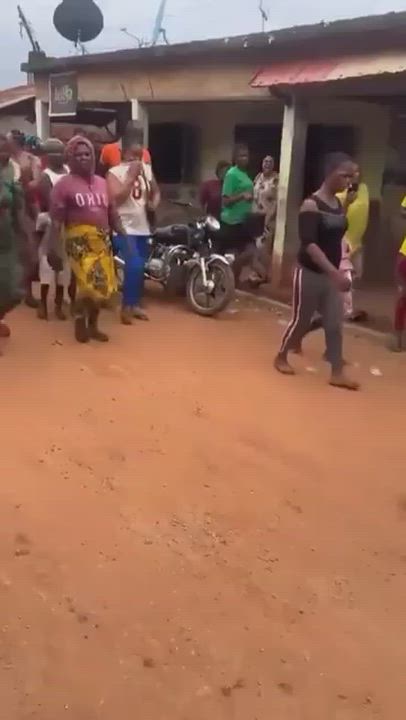 Shocking 😳 

Woman paraded in Enugu community for allegedly force-feeding human faeces to child in...