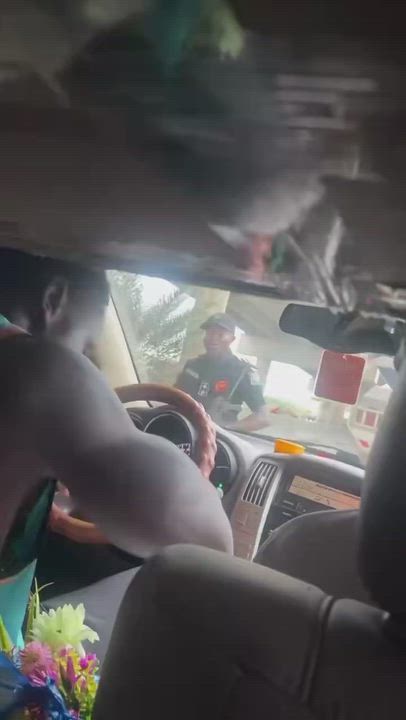 Mr “My strength is too much” versus 🆚 Police officers who stopped him on the road