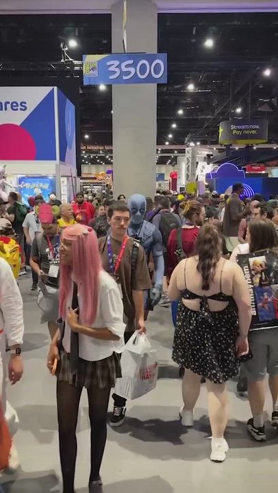 Ryan Reynolds walked around San Diego Comic Con in disguise as Grey Deadpool.

"The fans got Deadpoo...
