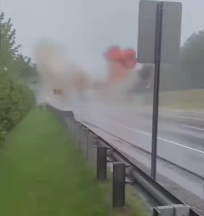 #DEMSAY INFO
passenger plane landing in Gurcistan made an emergency landing on the highway.

This is...