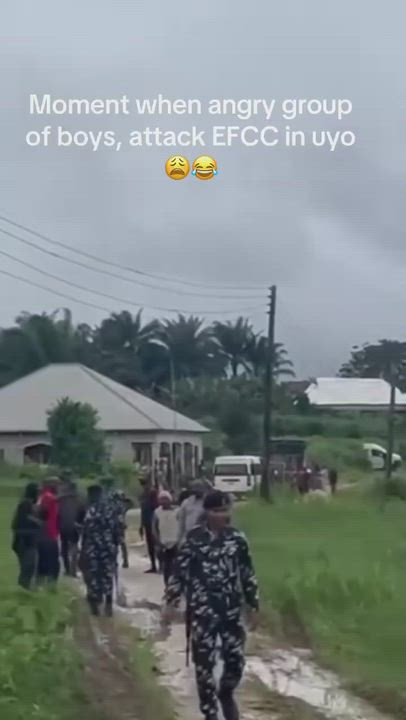 You’re a Fool And An Id!ot. Go Ahead And Shoot.

~ Man Confronts EFCC Operatives In Eket, Akwa