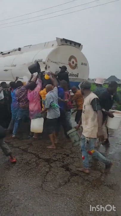 Delta State Residents Spotted Scooping Fuel From Leaking Fuel ⛽️ Tanker