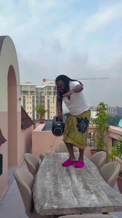 Timaya getting high on his own supply 🤣