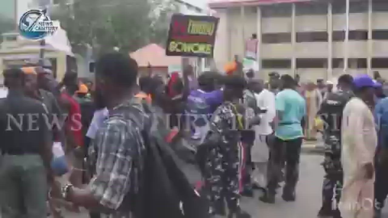 Drama in Abuja! So Sowore’s people are currently protesting in Abuja, then some other “Tinubu suppor...