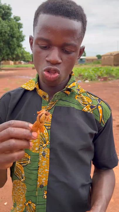 So some tribe really do hunt for Lizard and eat them. Chaiiiii!!