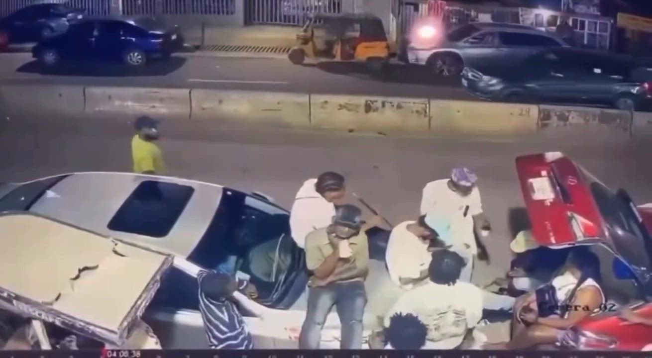 Trending video of a robbery incident that took place is Abule Egba, Lagos State 👇