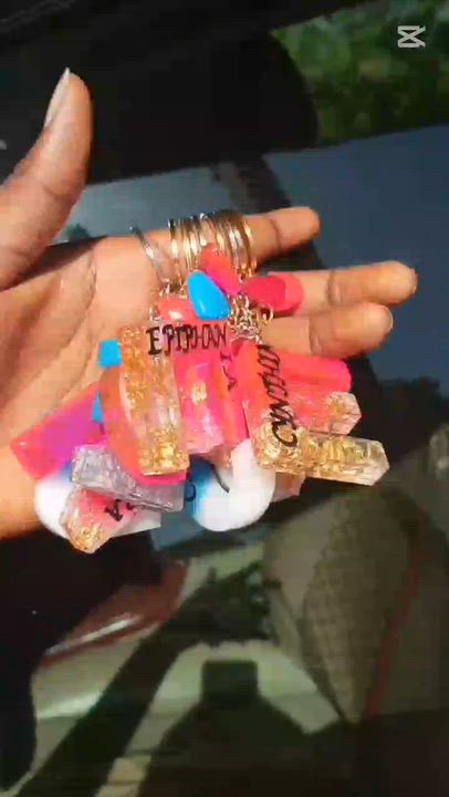 Hello guys 👋 
I’m Jenny's resincreation🥰
Am a resin artist
I sell resin pieces like earrings,keych...