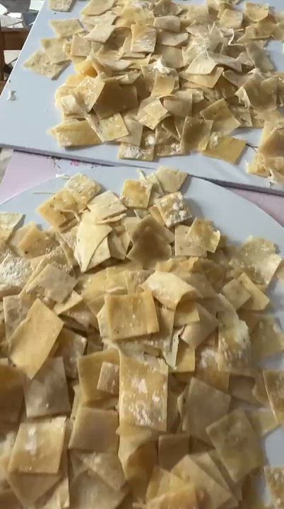 Production day,is chinchin flakes making
What is ur favourite chinchin type...
Baked or fried?
Una g...