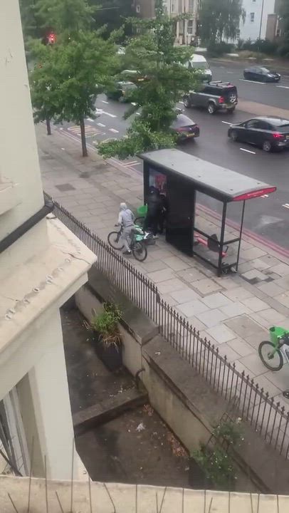 Phone snatching in London gone wrong.🤣. 

London has turned phone snatching into a daily sport.🥲